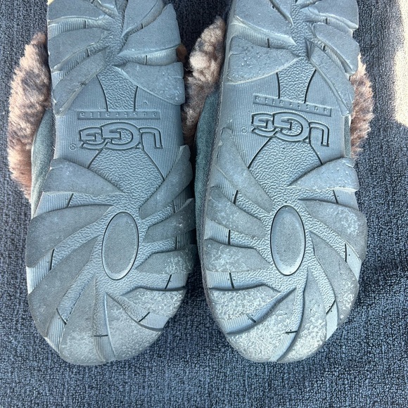 UGG woman’s black suede slippers with Faux Fur Trim size 7 - Picture 10 of 11